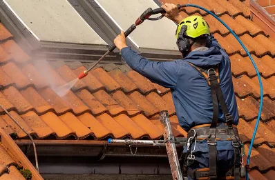 Démoussage et hydrofuge de toiture à Brû
